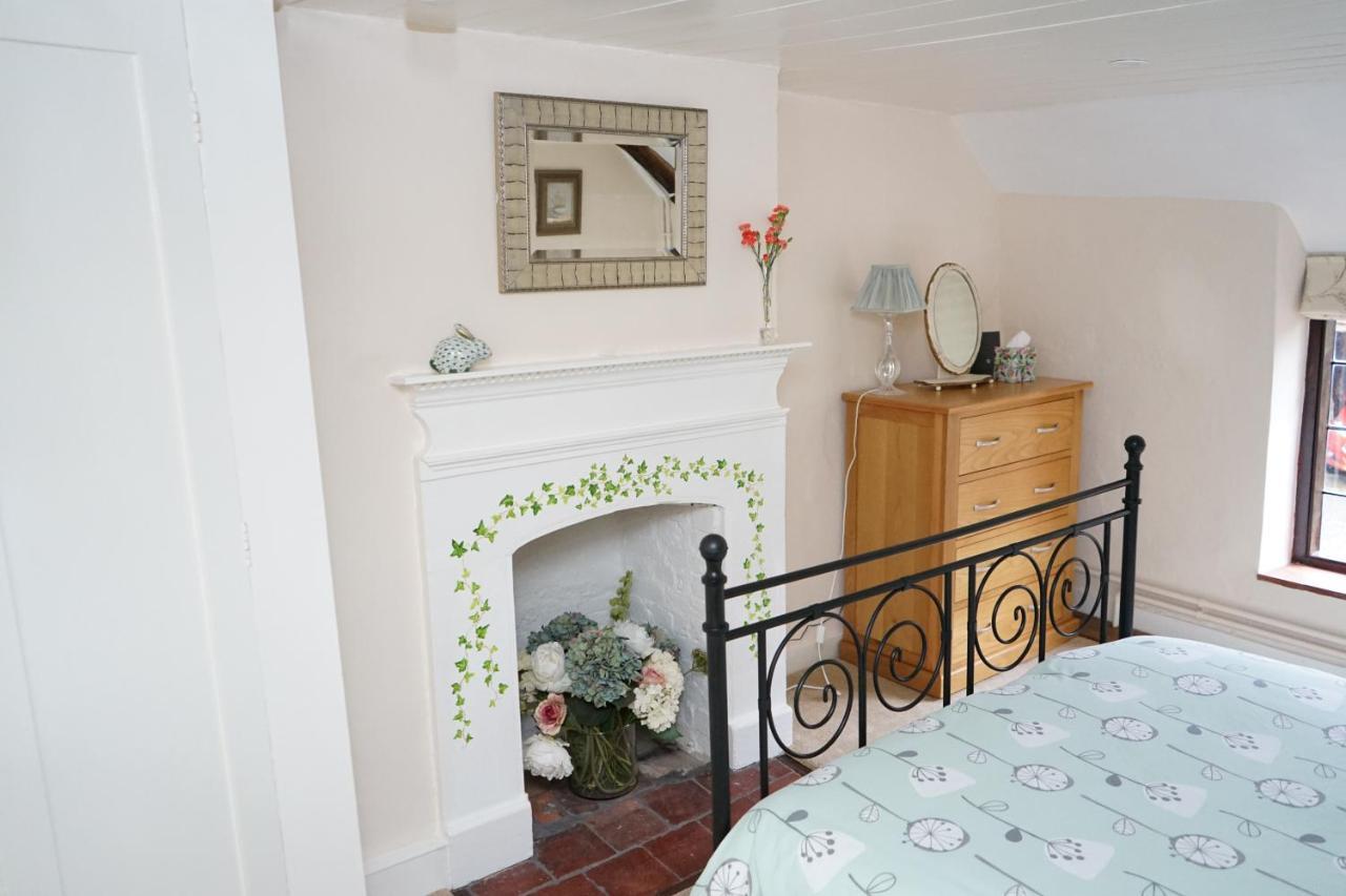 Character 2 Double Bedroom Cottage In Shaftesbury Exterior foto