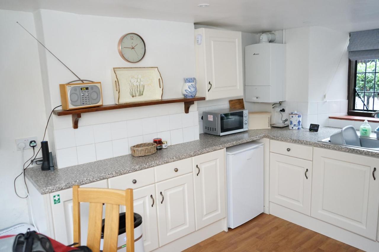 Character 2 Double Bedroom Cottage In Shaftesbury Exterior foto