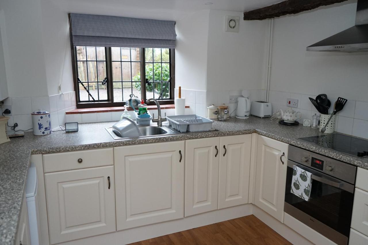 Character 2 Double Bedroom Cottage In Shaftesbury Exterior foto